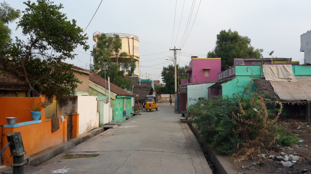 Straßenszene in meinem Dorf Shenbakkam. Die Häuser erstrahlen in verschiedenen Farben