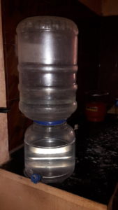 Wasser kommt aus der Leitung, Trinkwasser aus dem Kanister.