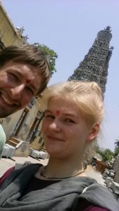Beim Tempelausgang in Munnar gabs Farbe auf die Stirn. Als Schutz.