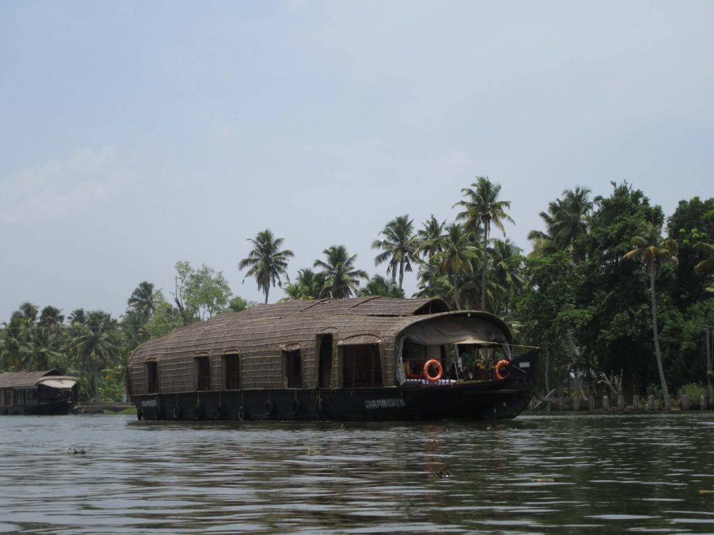Auf solchen Hausbooten können Touristen die Backwaters erkunden