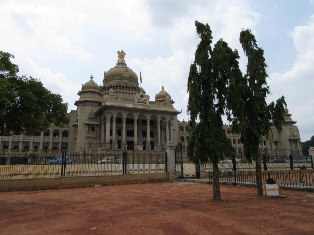 Die Vidhana Soudha - der Parlamentssitz von Karnataka
