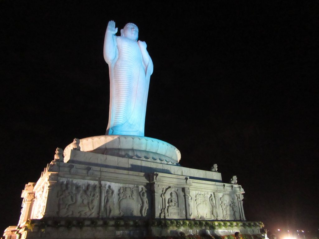 Die Buddhastatue auf dem Hussain Sagar bei Nacht