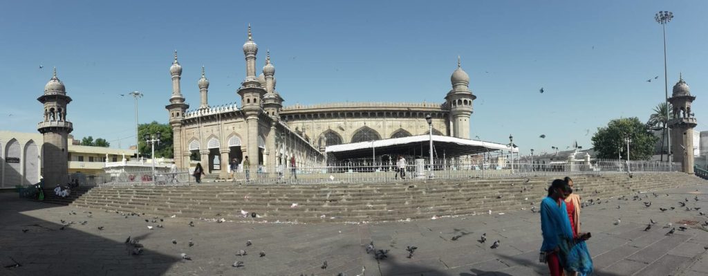 Die Mekka-Moschee in Hyderabad im Panoramafoto. Bis zu 10.000 Gläubige beten hier.