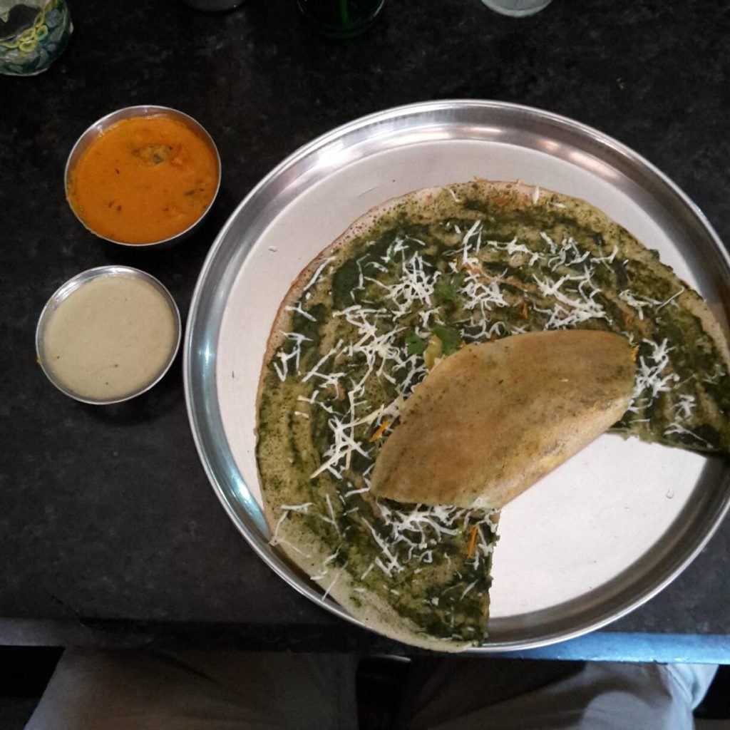 Ein Paneer Dosa mit würziger und Joghurtsoße in Hyderabad